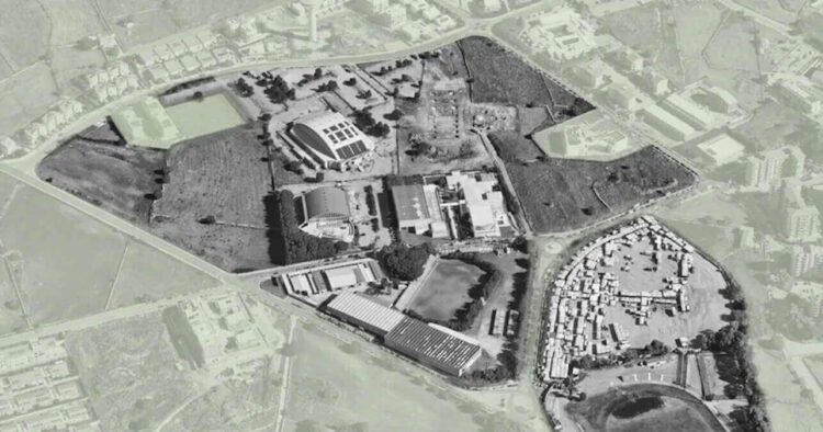 Vista aerea dell’area della futura Cittadella dello Sport a Ragusa, con palazzetti, campi sportivi e terreni incolti