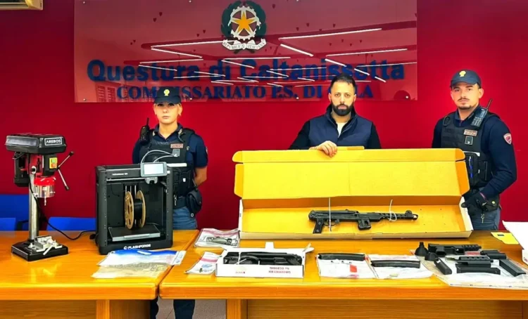 Agenti del Commissariato di Gela con stampante 3D, trapano, arma e caricatori sequestrati dopo la tentata rapina