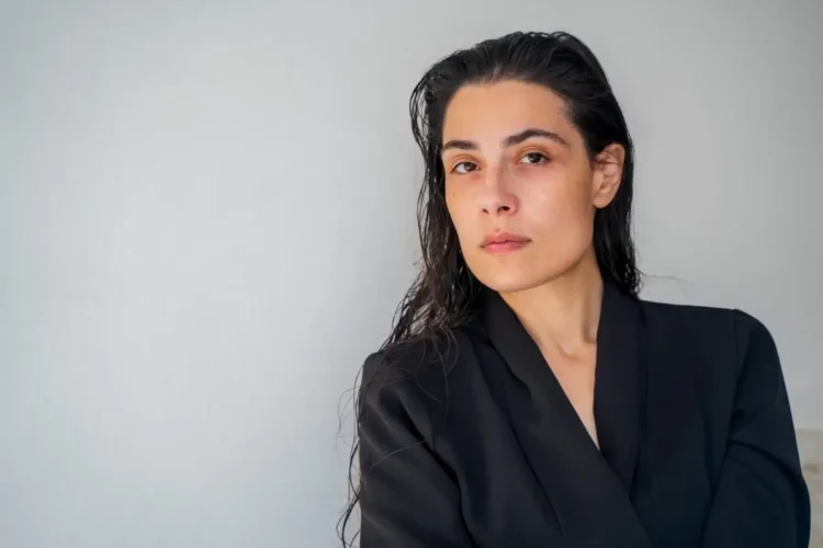 Aurora Miriam Scala, che interpreta Franca Viola al Teatro Donnafugata, in giacca nera davanti a un muro bianco