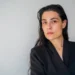Aurora Miriam Scala, che interpreta Franca Viola al Teatro Donnafugata, in giacca nera davanti a un muro bianco