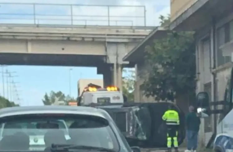 Auto nera ribaltata su un fianco sulla Ragusa-Mare, sotto un cavalcavia, accanto a un carro attrezzi con i lampeggianti accesi