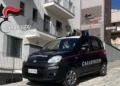 Fiat Panda dei Carabinieri parcheggiata in salita davanti a una caserma dell’Arma, con il logo Carabinieri Ragusa in alto