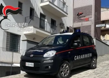 Fiat Panda dei Carabinieri parcheggiata in salita davanti a una caserma dell’Arma, con il logo Carabinieri Ragusa in alto