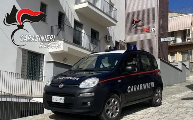 Fiat Panda dei Carabinieri parcheggiata in salita davanti a una caserma dell’Arma, con il logo Carabinieri Ragusa in alto
