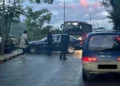 Incidente in via Nazionale a Modica: BMW scura di traverso sull’asfalto bagnato, accanto due uomini in divisa