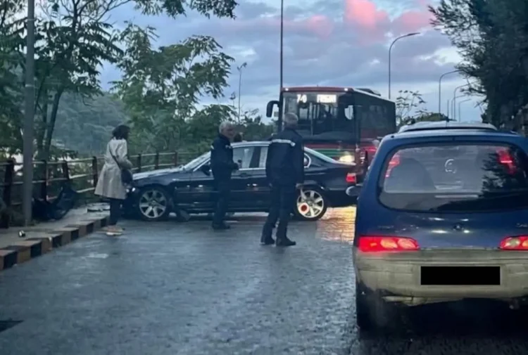Incidente in via Nazionale a Modica: BMW scura di traverso sull’asfalto bagnato, accanto due uomini in divisa