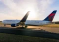Boeing 767-300 Delta in rullaggio su una pista al tramonto, l’aereo impiegato sul volo tra Catania e New York