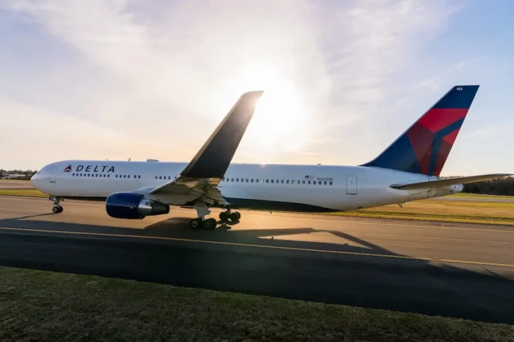 Boeing 767-300 Delta in rullaggio su una pista al tramonto, l’aereo impiegato sul volo tra Catania e New York