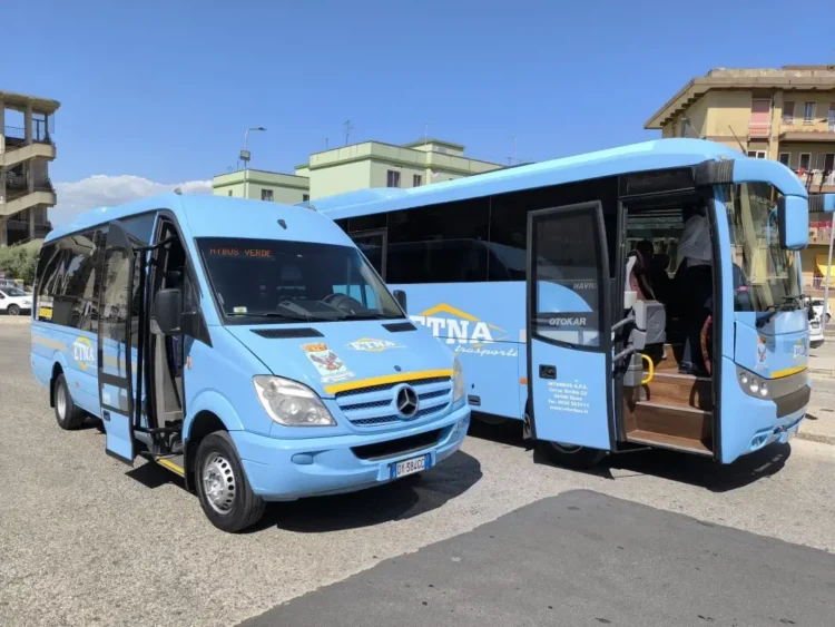 Autobus del trasporto pubblico urbano in una strada di Ragusa, servizio gratis per under 20 e universitari