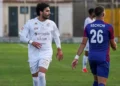 Calciatore del Modica in maglia bianca numero 29 in campo durante una partita, accanto a un avversario in maglia blu e rossa