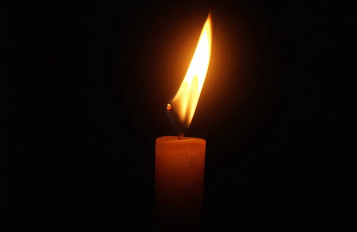 Una candela accesa su sfondo nero, in ricordo del ragazzo morto nell’incidente a Siracusa in via Lo Surdo