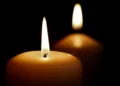 Due candele accese su sfondo nero, immagine di cordoglio per il carabiniere morto a Trapani