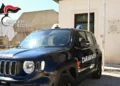 Auto dei Carabinieri parcheggiata davanti alla caserma della Stazione di Ispica, con la targa del comando accanto alla finestra