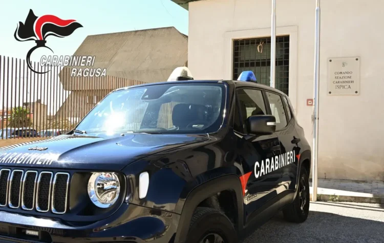 Auto dei Carabinieri parcheggiata davanti alla caserma della Stazione di Ispica, con la targa del comando accanto alla finestra