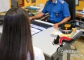 Donna di spalle davanti a un carabiniere in ufficio, immagine di repertorio per il tentato femminicidio ad Acate