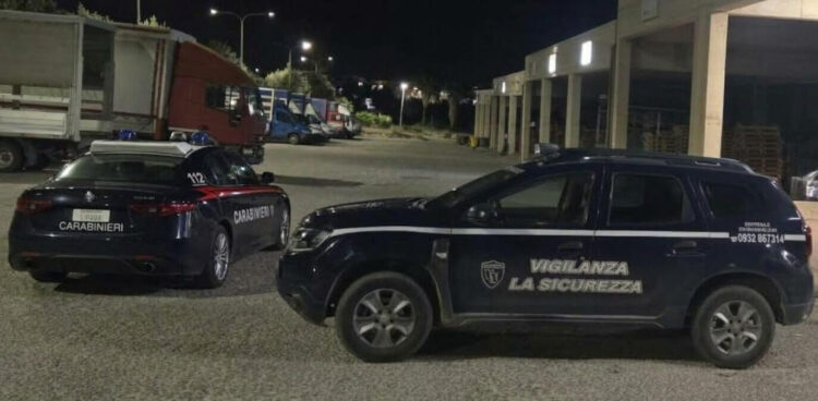 Auto dei Carabinieri e della vigilanza La Sicurezza nel piazzale del mercato ortofrutticolo di Santa Croce Camerina di notte
