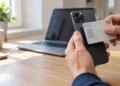 Carta d’identità elettronica avvicinata allo smartphone per entrare con Cie. Immagine generata con intelligenza artificiale