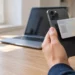 Carta d’identità elettronica avvicinata allo smartphone per entrare con Cie. Immagine generata con intelligenza artificiale