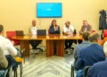 Quattro relatori seduti a un tavolo durante la conferenza stampa sui fondi Fua a Modica, davanti al pubblico in sala