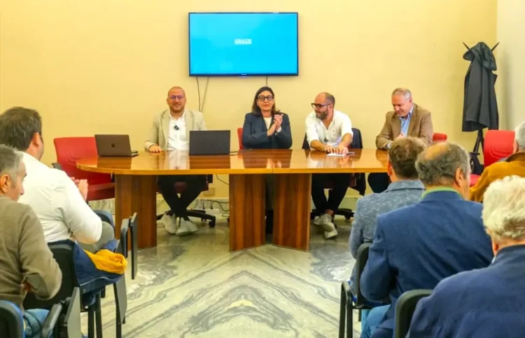 Quattro relatori seduti a un tavolo durante la conferenza stampa sui fondi Fua a Modica, davanti al pubblico in sala