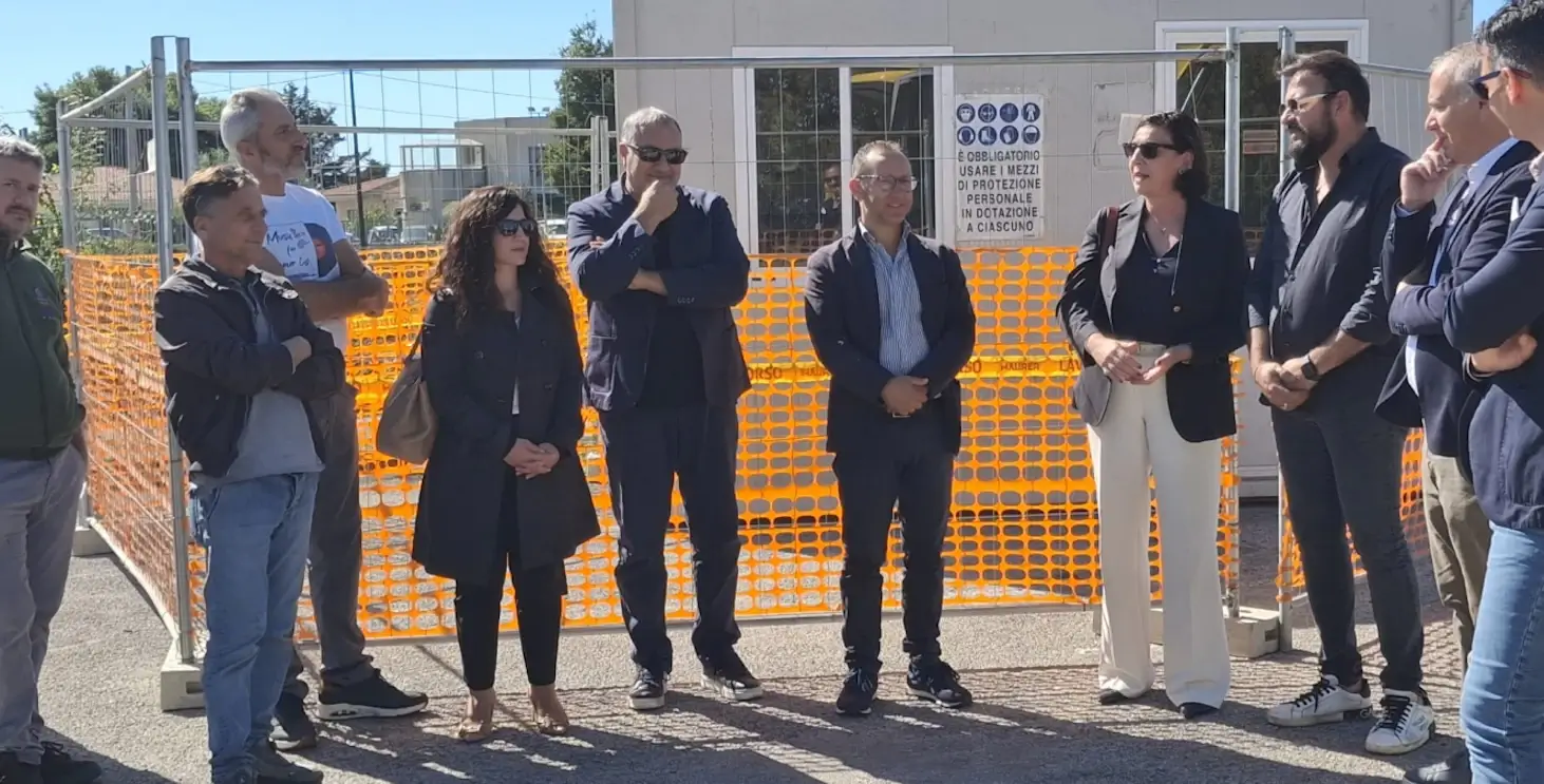 Amministratori e imprenditori davanti alla recinzione del cantiere nella zona artigianale di Michelica a Modica