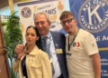 Tre partecipanti posano davanti ai banner del Key Club International alla prima convention del distretto H45 a Messina