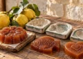 Fette di cotognata siciliana e formine di terracotta smaltata. Immagine generata con intelligenza artificiale
