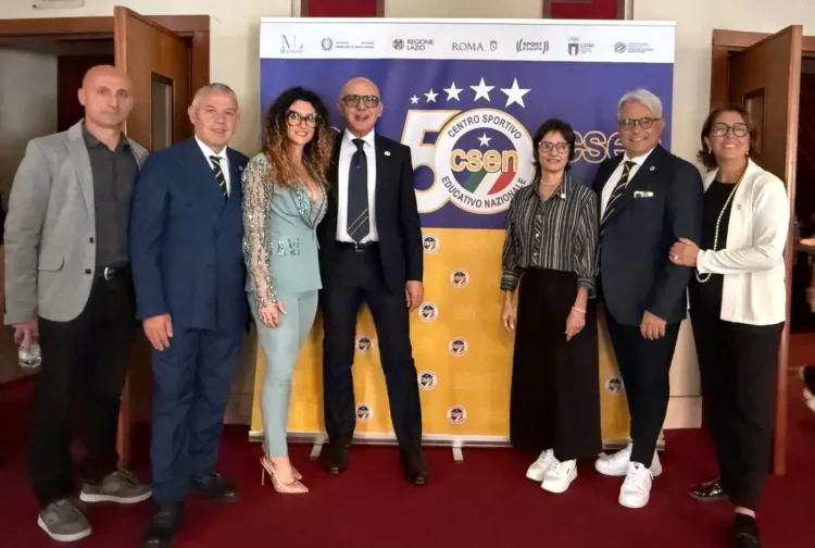 Sette dirigenti del Csen Ragusa in posa davanti al pannello dei 50 anni del Centro sportivo educativo nazionale