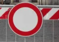 Cartello di divieto di transito su una transenna a strisce bianche e rosse per la chiusura di una strada