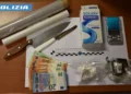 Cocaina, hashish, bilancino, coltelli, bicarbonato e banconote trovati dalla polizia di Ragusa a un 22enne