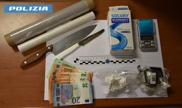 Cocaina, hashish, bilancino, coltelli, bicarbonato e banconote trovati dalla polizia di Ragusa a un 22enne