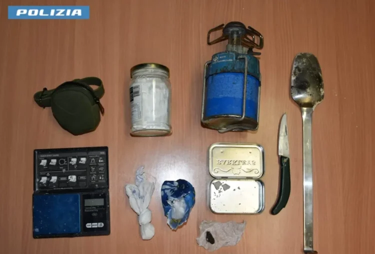 Sequestro di cocaina a Modica: barattolo con polvere bianca, bilancino, dosi incartate, fornelletto, coltello e cucchiaio