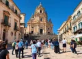 Turisti in piazza Duomo a Ragusa Ibla verso il Duomo di San Giorgio, chiesa barocca del sito Unesco