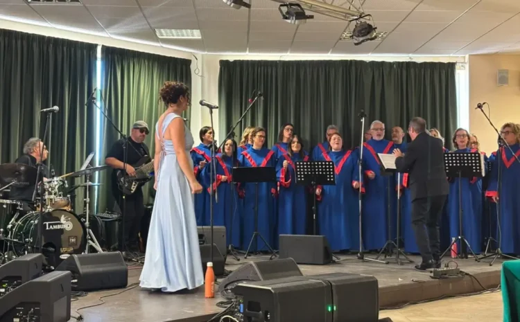 Elma Rizza, in abito azzurro, canta nel giorno della laurea a Messina, davanti al coro in tunica blu e alla band