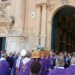 Sacerdoti in paramenti viola portano la bara di don Salvatore Dinatale fuori dalla cattedrale di Ragusa, tra i fedeli