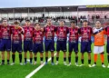 Formazione titolare del Frigintini in posa prima del match col Qal’At Caltagirone, maglie a strisce rossoblu e portiere in arancio