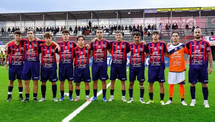 Formazione titolare del Frigintini in posa prima del match col Qal’At Caltagirone, maglie a strisce rossoblu e portiere in arancio
