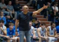 Il coach della Virtus Ragusa Gianni Recupido dà indicazioni a bordo campo, alle spalle i giocatori seduti in panchina