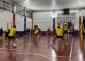 Attacco a rete in Giarratana Volley-Gibellina: giocatori in gialloverde al muro contro uno schiacciatore in maglia rossoblù