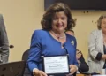Giovanna Drago, poetessa di Scicli, sorride mostrando la targa del secondo posto al concorso della Dante Alighieri