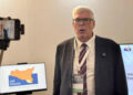 Giuseppe Drago, direttore generale dell’ASP Ragusa, intervistato allo stand ExpoMedicina davanti a uno smartphone su treppiede
