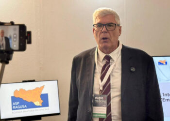 Giuseppe Drago, direttore generale dell’ASP Ragusa, intervistato allo stand ExpoMedicina davanti a uno smartphone su treppiede