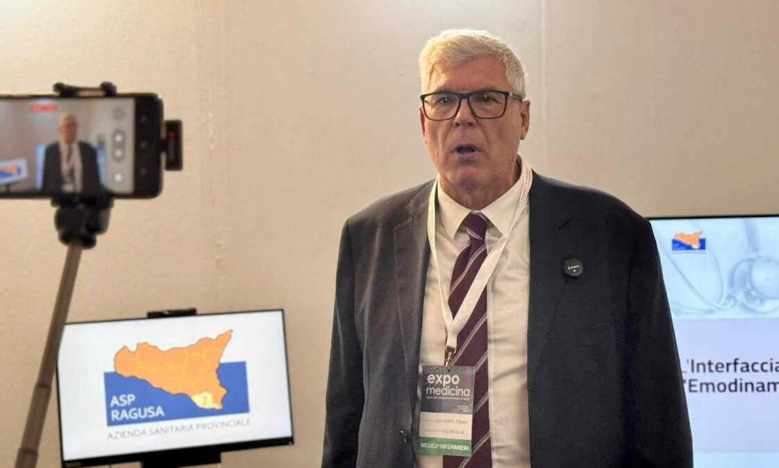 Giuseppe Drago, direttore generale dell’ASP Ragusa, intervistato allo stand ExpoMedicina davanti a uno smartphone su treppiede