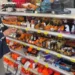 Finanziere controlla articoli di Halloween su uno scaffale: zucche arancioni, maschere e decorazioni in un negozio a Ragusa