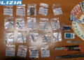 Bustine di presunto hashish, bilancino, taglierini e contanti sequestrati dalla polizia per spaccio a Vittoria