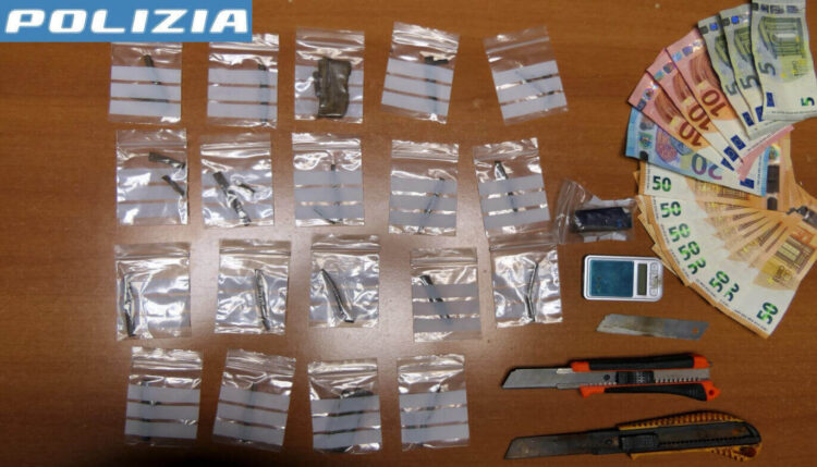 Bustine di presunto hashish, bilancino, taglierini e contanti sequestrati dalla polizia per spaccio a Vittoria