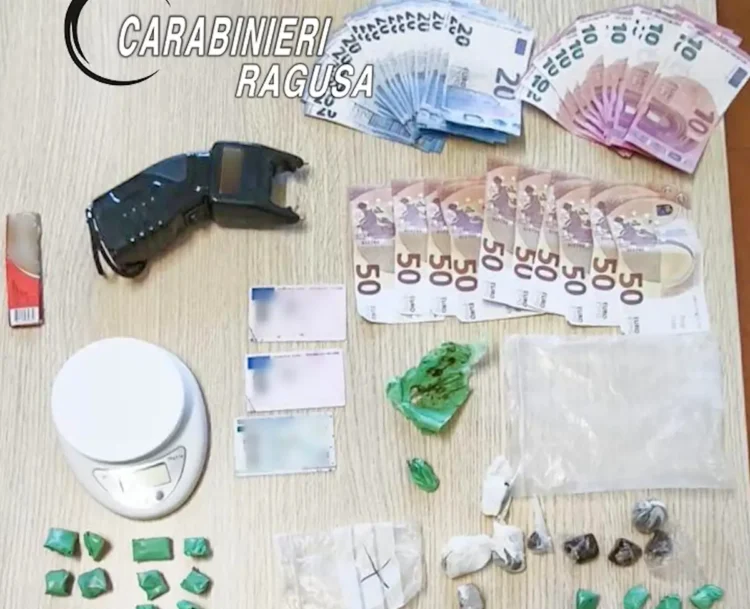 Hashish in involucri, banconote da 50, 20 e 10 euro, un bilancino e un taser sequestrati dai carabinieri a Chiaramonte Gulfi
