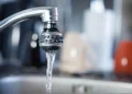 Rubinetto da cucina con un sottile getto d’acqua, come la fornitura ridotta da Iblea Acque alle utenze morose