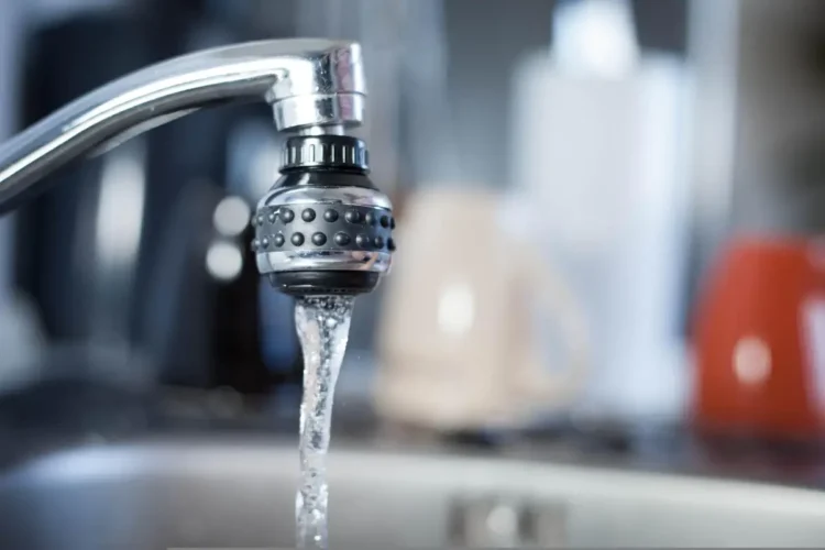 Rubinetto da cucina con un sottile getto d’acqua, come la fornitura ridotta da Iblea Acque alle utenze morose