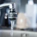 Rubinetto da cucina con un sottile getto d’acqua, come la fornitura ridotta da Iblea Acque alle utenze morose